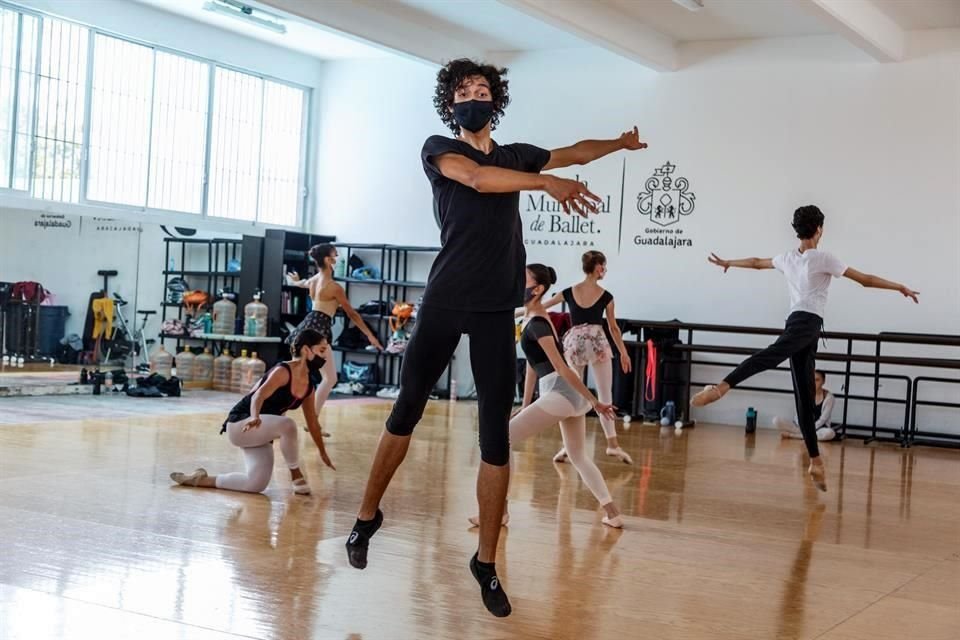 El bailarín tapatío trabajó con los 24 jóvenes que interpretarán los movimientos que creo.