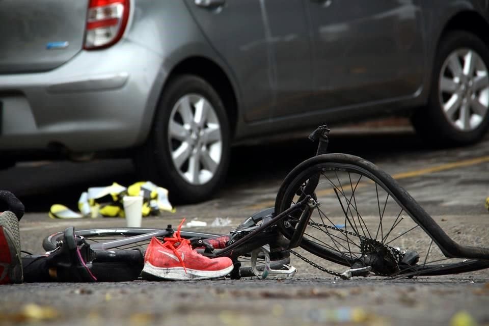 Una mujer que iba en su bicicleta murió atropellada por una pipa en la Colonia La Estancia, en Zapopan.