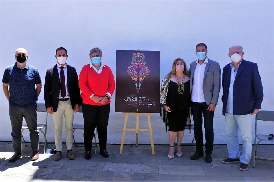 A distancia, desde Los Llanos de Aridane, localidad sede, se revel la participacin de Mxico en el encuentro, con la presencia de 20 escritores nacionales.
