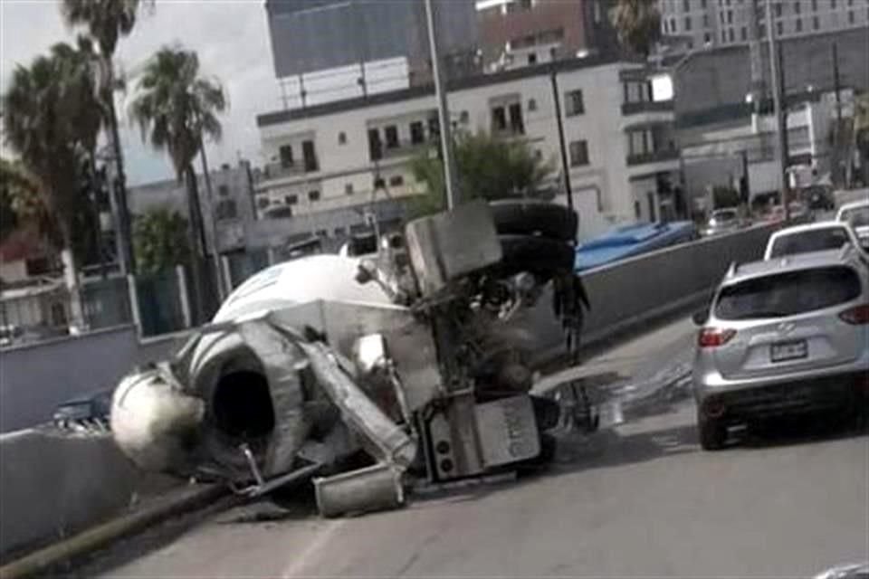 El aparatoso accidente, que no dejó personas lesionadas, se reportó alrededor de las 16:10 horas, sobre la lateral de la mencionada avenida y Ruiz Cortines, a la altura de la Colonia Estrella.