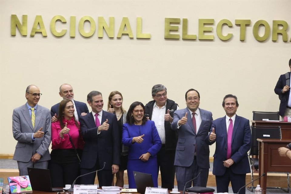  El presidente de INE, Lorenzo Córdova y los consejeros Adriana Favela, Ciro Murayama y José Roberto Ruiz se despidieron del Consejo General.