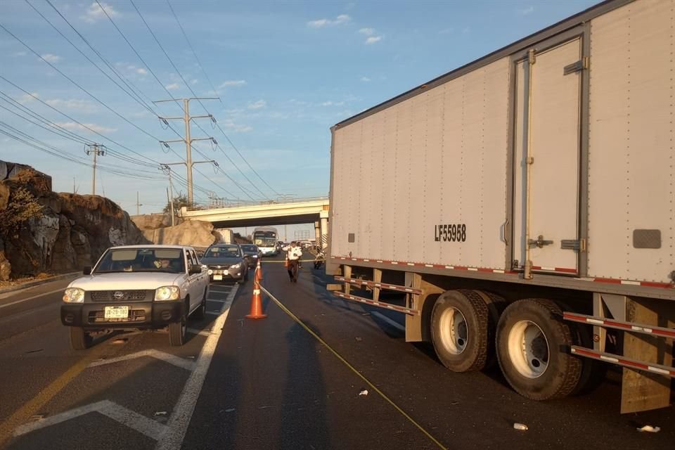 Dos personas de la tercera perdieron la vida la mañana de este viernes en un choque con un tráiler en la Autopista a Zapotlanejo; salían de vacaciones.