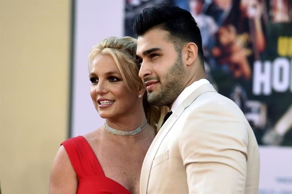 Sam Asghari negó los rumores de problemas maritales con Britney Spears después de que fueron captados sin sus sortijas.