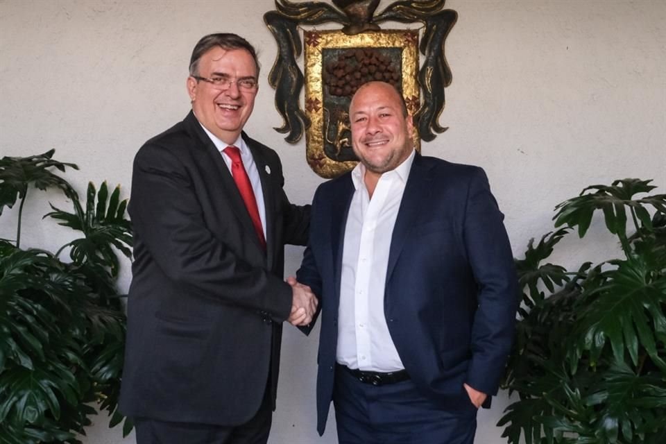 Enrique Alfaro recibió ayer en Casa Jalisco al Canciller Ebrard, quien le deseó una pronta recuperación.