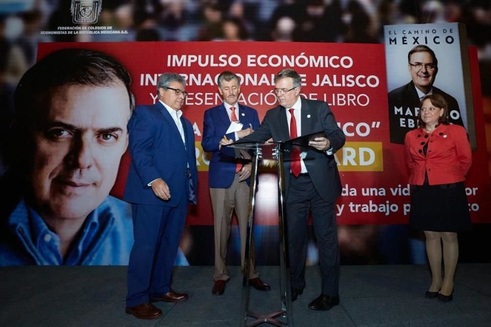 Miguel Ángel Domínguez Morales, Marcelo Ebrard y Martha Delgado durante la firma del convenio para proteger la denominación de origen del tequila y empujar la exportación de la bebida.