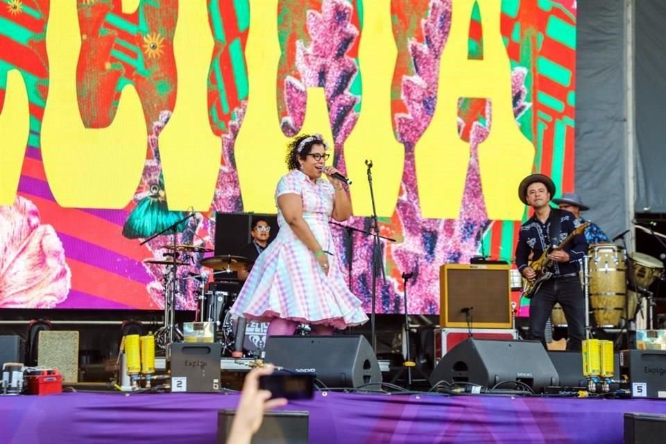 La banda mexicano/estadounidense La Santa Cecilia puso a bailar a los asistentes en el escenario Fusión con su mezcla musical de ritmos latinos, entre cumbia, jazz, boleros y rock.