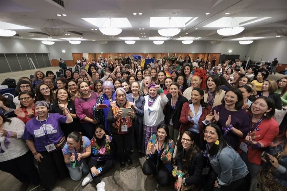 'Pienso que, en el feminismo para dejar el individualismo, yo le pongo un apellido y le llamo feminismo social', mencionó Sheinbaum.