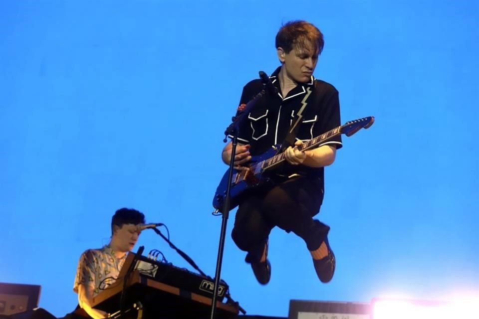 La banda británica Franz Ferdinand electrizó con su propuesta alternativa a una feroz audiencia que se emocionó al verlos en vivo y a todo color.