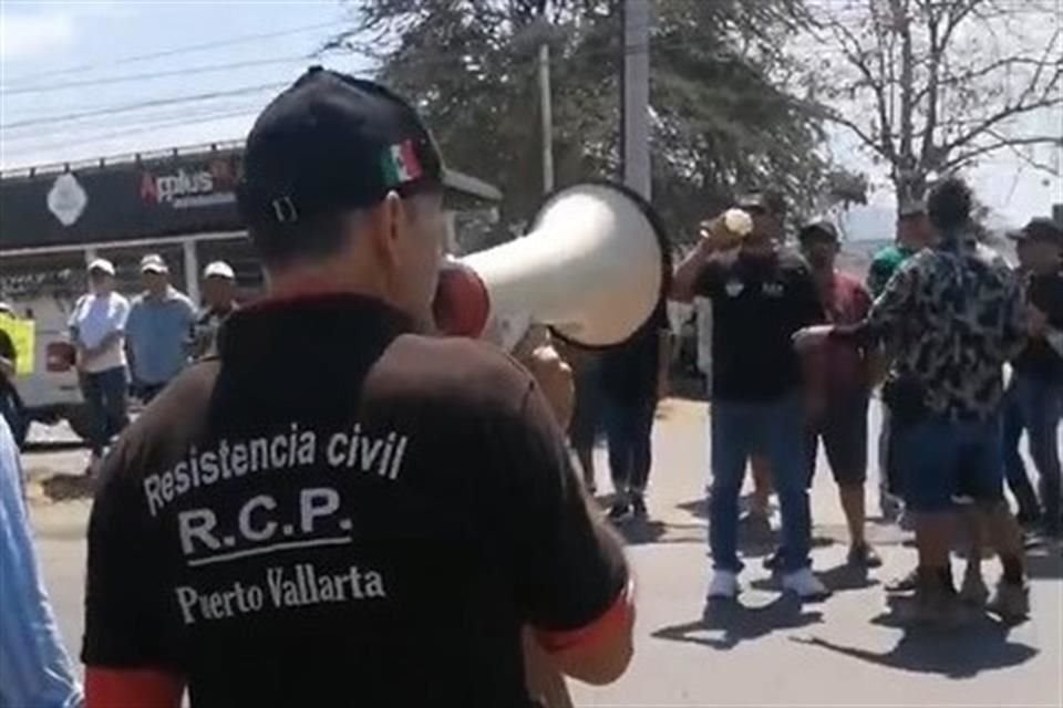 Manifestantes bloquearon ayer la Carretera Federal 200, también conocida como Bulevar Francisco Medina Ascencio, donde se localiza el verificentro de Puerto Vallarta.