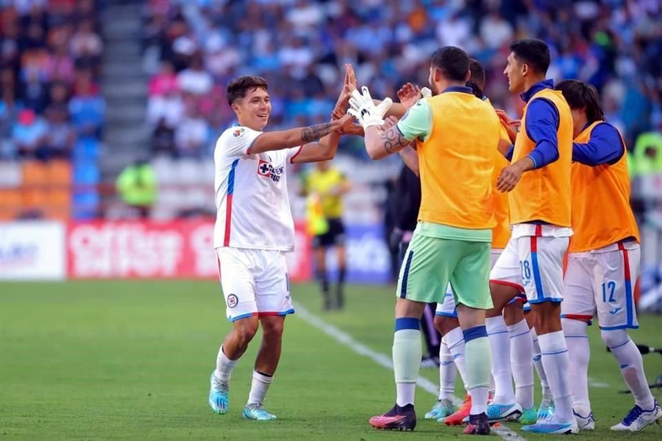 Rodrigo Huescas nunca dejó de correr y fue quien firmó el segundo y último tanto.