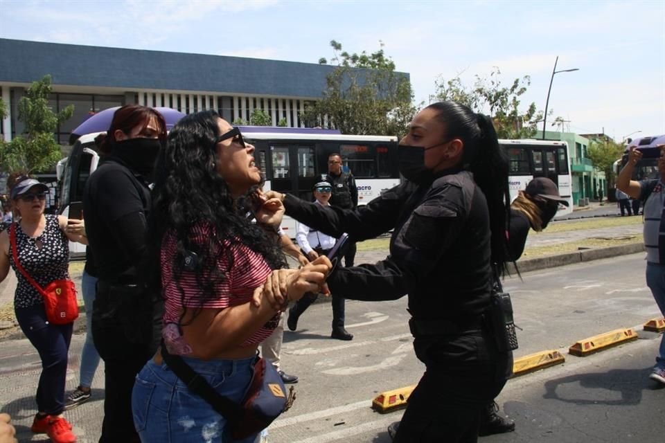 Policías estatales forcejearon con manifestantes el viernes en la protesta por localización de Esthela Guadalupe Estrada Ávila.