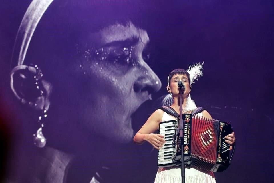 Durante su presentación en el festival Axe Ceremonia, Julieta Venegas clamó por las mujeres que viven en el País.