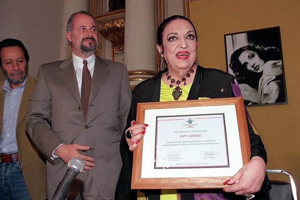 Padilla junto con Katy Jurado, quien recibió el reconocimiento a su trayectoria en el FICG del 99.