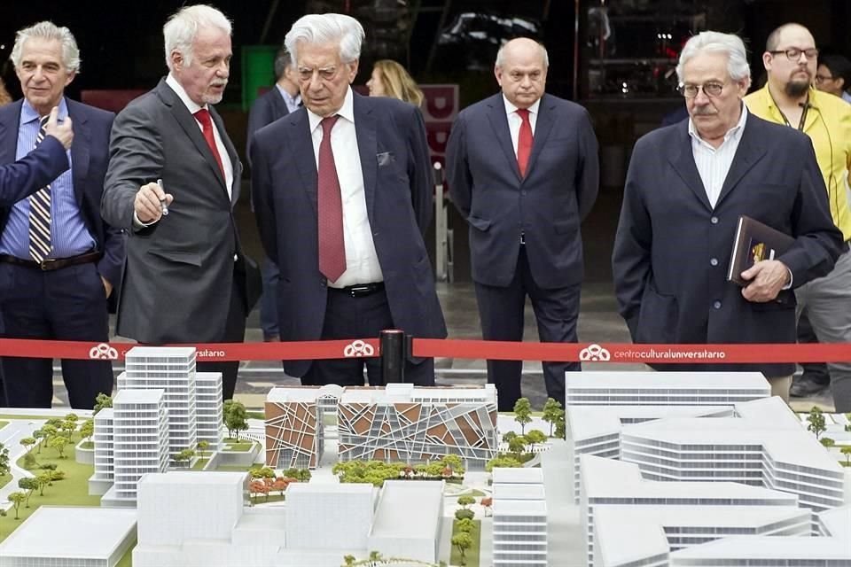 En la visita del escritor Mario Vargas Llosa a su Bienal, en 2019, Padilla le mostró la maqueta del proyecto CCU.