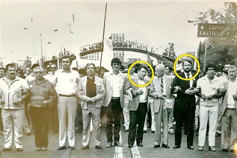 Raúl Padilla (círculo derecho) participó en una marcha con el papá del ahora Gobernador, Enrique Alfaro (círculo izquierdo).