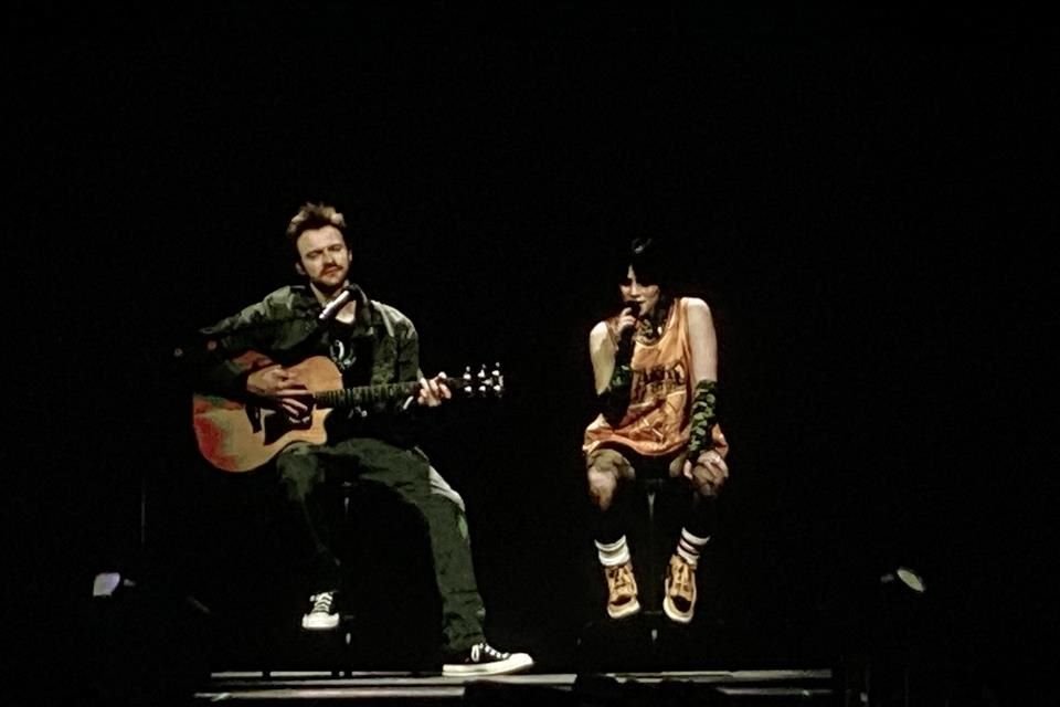No hubiera sido un espectáculo de Billie Eilish sin su hermano, el productor Finneas.