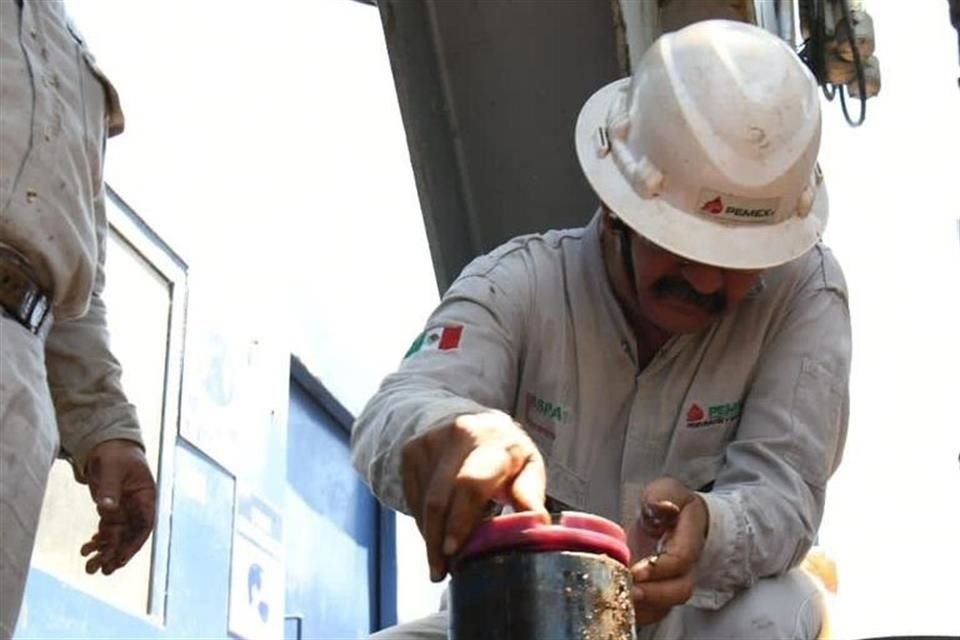 Pemex produjo un millón 587 mil barriles diarios en mayo.