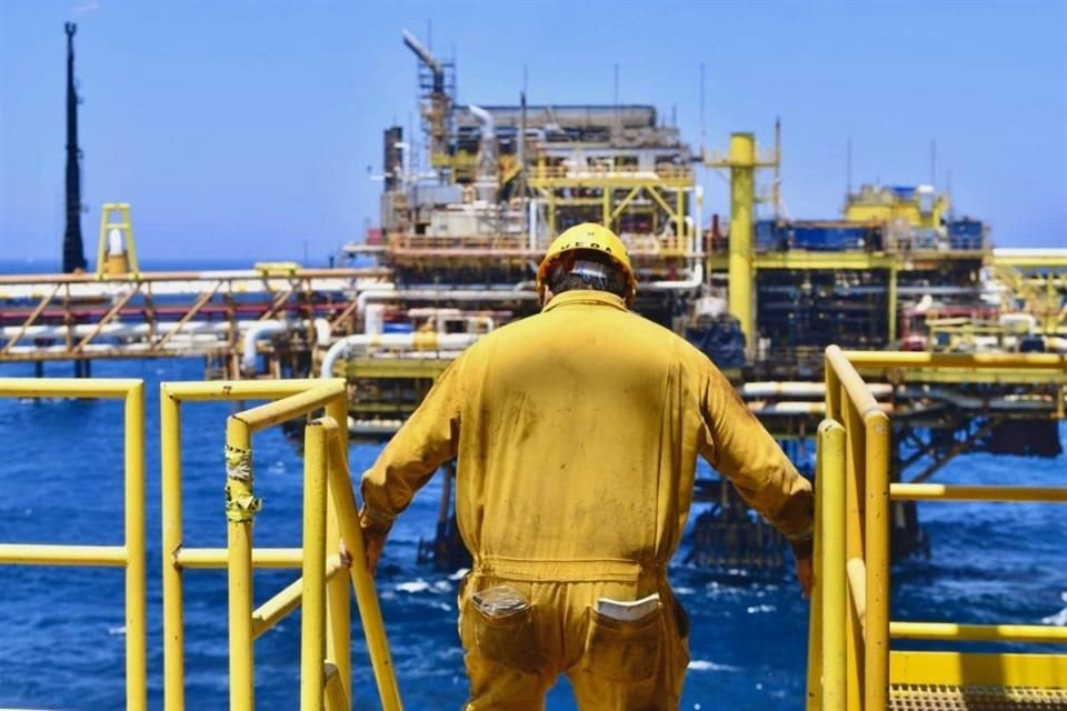 De acuerdo con datos del Departamento de Comercio estadounidense, entre enero y noviembre de 2024, Estados Unidos importó de la zona de Norteamérica más de un millón 500 mil barriles de crudo, de los 2 millones 160 mil barriles totales que compró al exterior.