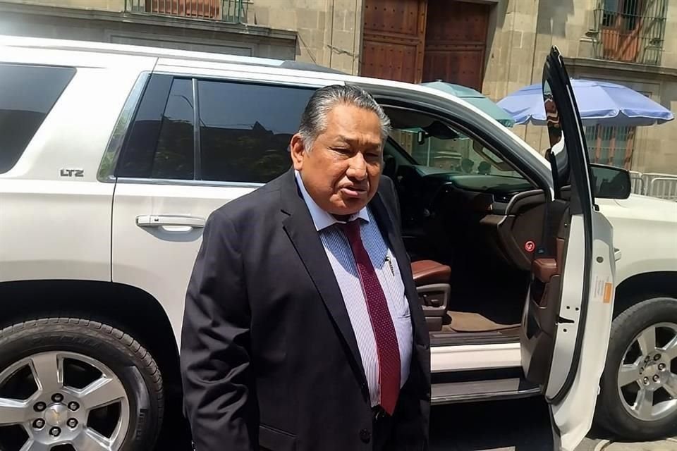 El fiscal Gómez Piedra afuera de Palacio Nacional, donde se reunión con el Presidente López Obrador.