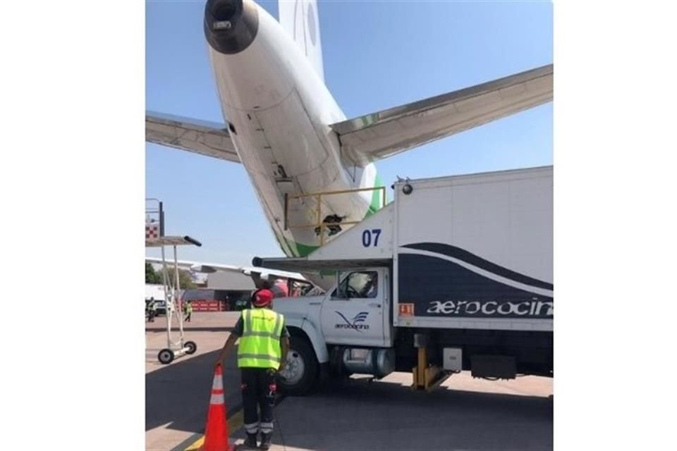 A las 11:30 de la mañana del viernes 31 de marzo, una aeronave de Viva Aerobus sufrió un accidente en el Aeropuerto Internacional de Guadalajara, al sufrir el impacto de una camioneta de servicio.