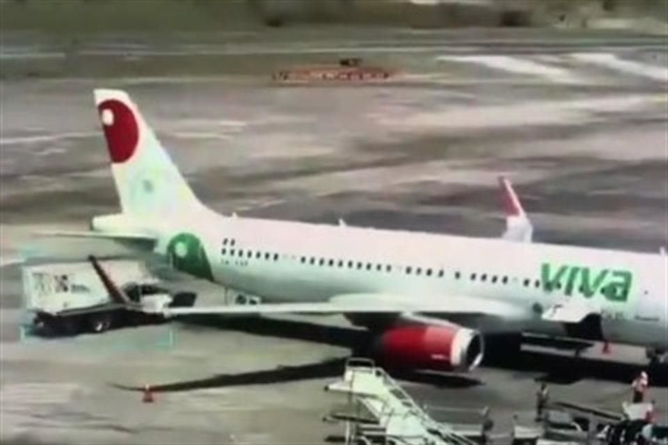 A las 11:30 de la mañana del viernes 31 de marzo, una aeronave de Viva Aerobus sufrió un accidente en el Aeropuerto Internacional de Guadalajara, al sufrir el impacto de una camioneta de servicio.