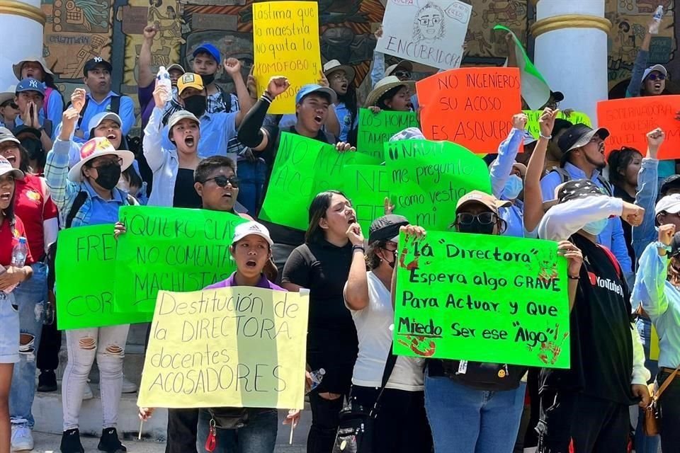 Los estudiantes piden la destitución de los profesores acusados y de la directora Fredislinda Vázquez Paz.