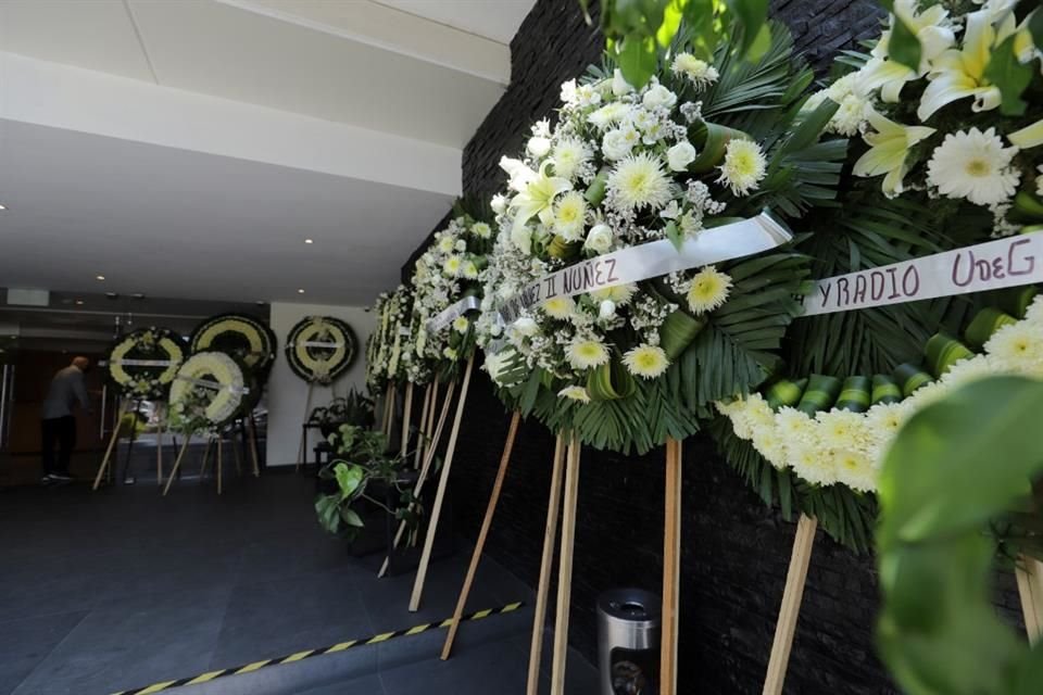 Con un gran número de coronas y arreglos florales, la clase política y amigos de Raúl Padilla se hacen presentes en su funeral.