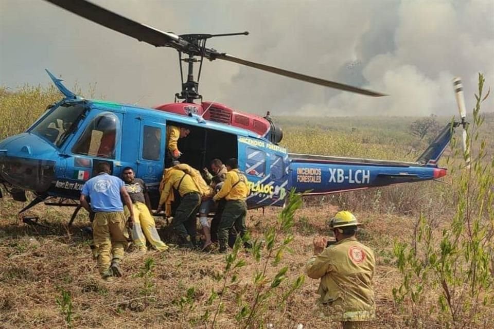 Los brigadistas lesionados fueron trasladados vía aérea a un hospital, se desconoce su estado de salud.