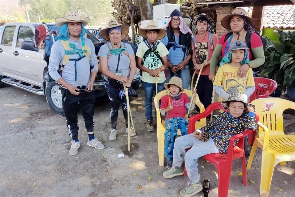 Julio César Díaz (de izq. a der.) y Donaji Díaz, con los niños Joshua (de rojo), Ezequiel (amarillo) y Jaziel (pants gris).