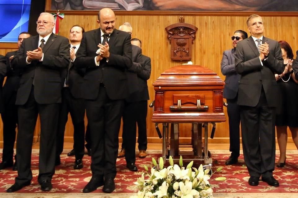 Ricardo Villanueva (centro), junto a Trinidad Padilla (izq.) y Tonatiuh Bravo, durante el homenaje a Raúl Padilla.