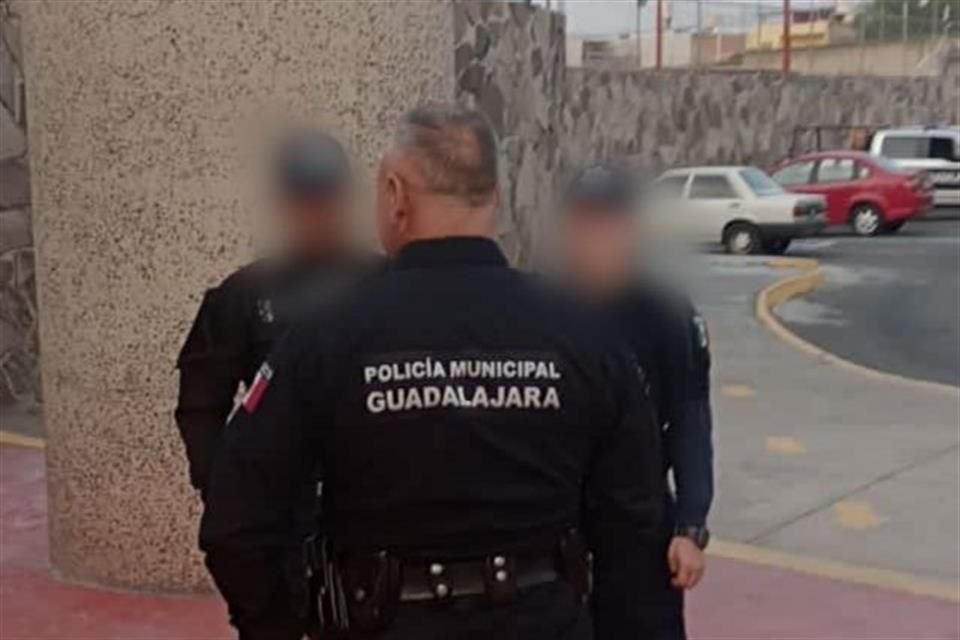 El 31 de marzo se difundió en redes sociales un video donde dos policías, que luego fueron identificados como Laura y Jesús, patean a un hombre en situación de calle y le dan choques eléctricos.