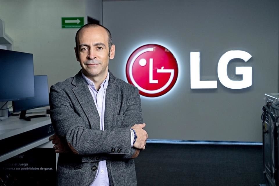 Daniel Aguilar, director de comunicación de LG, reflexiona sobre la nueva era de las pantallas flexibles y sus ventajas.