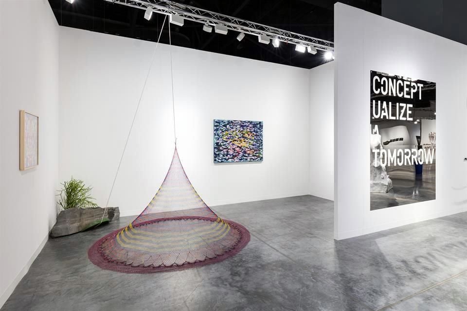 Stand de la galería mexicana Kurimanzuto en la edición 2022 de Art Basel Miami.