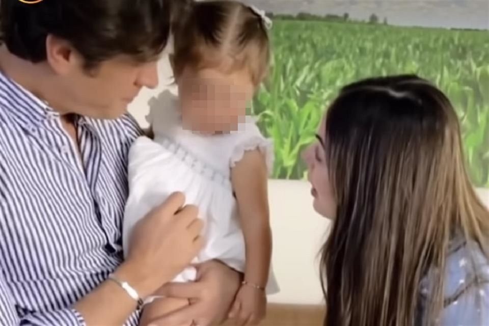 Ximena Navarrete compartió a través de sus redes el tierno momento en que se conocieron Ximena, su hija mayor, y el pequeño Juan Carlos.