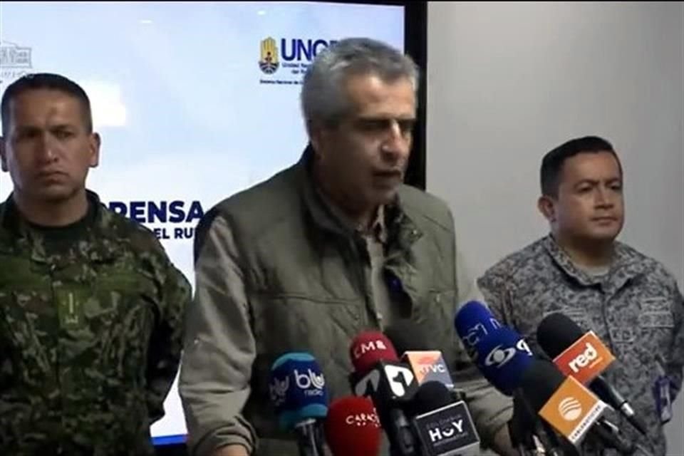 Luis Fernando Velasco dio una rueda de prensa para informar sobre la evacuación de zonas aledañas del volcán Nevado del Ruiz.