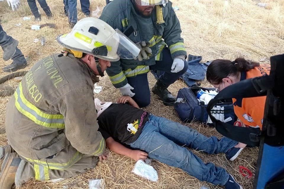 Bomberos atienden a un hombre que resultó herido.