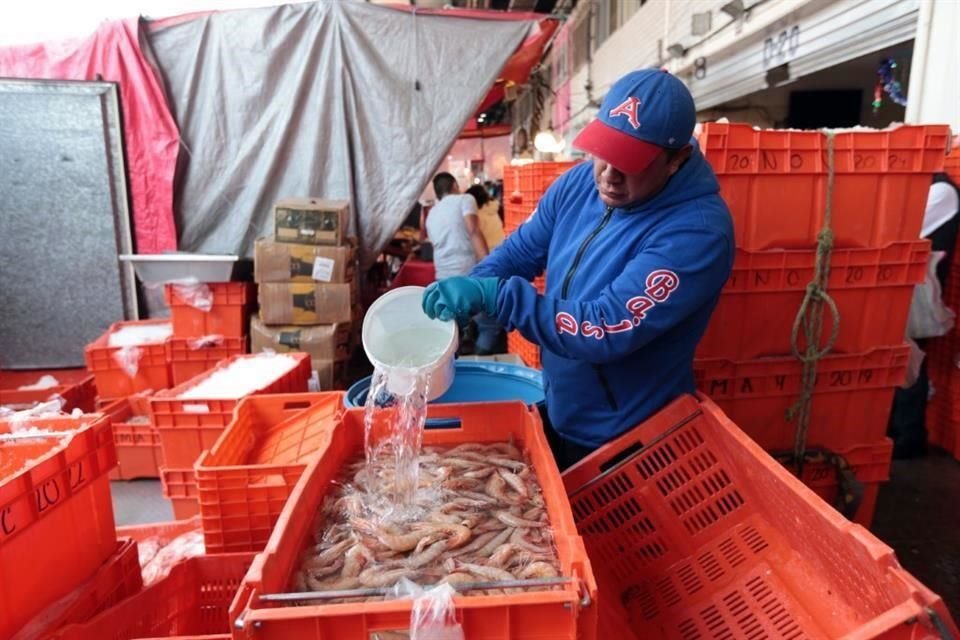 El agua que utilizan pescaderías proviene de tinacos que deben acarrear diario.