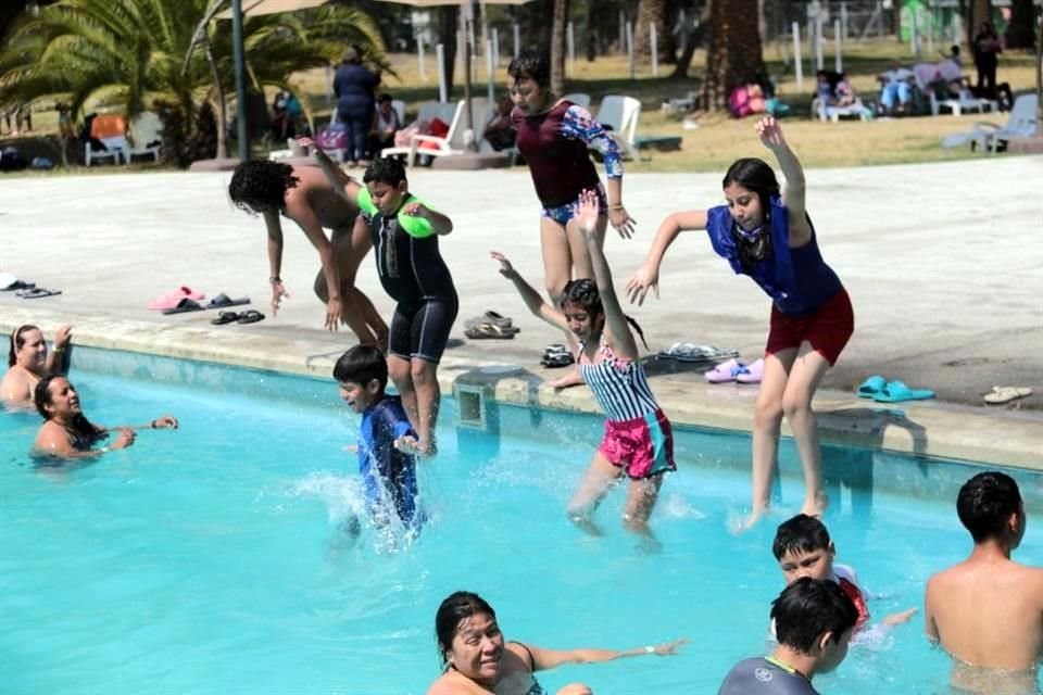 Las autoridades del establecimiento llamaron a las familias a no dejar solos a niños y niñas. Menores se rociaron agua, a pesar de estar en la alberca, por la alta temperatura.