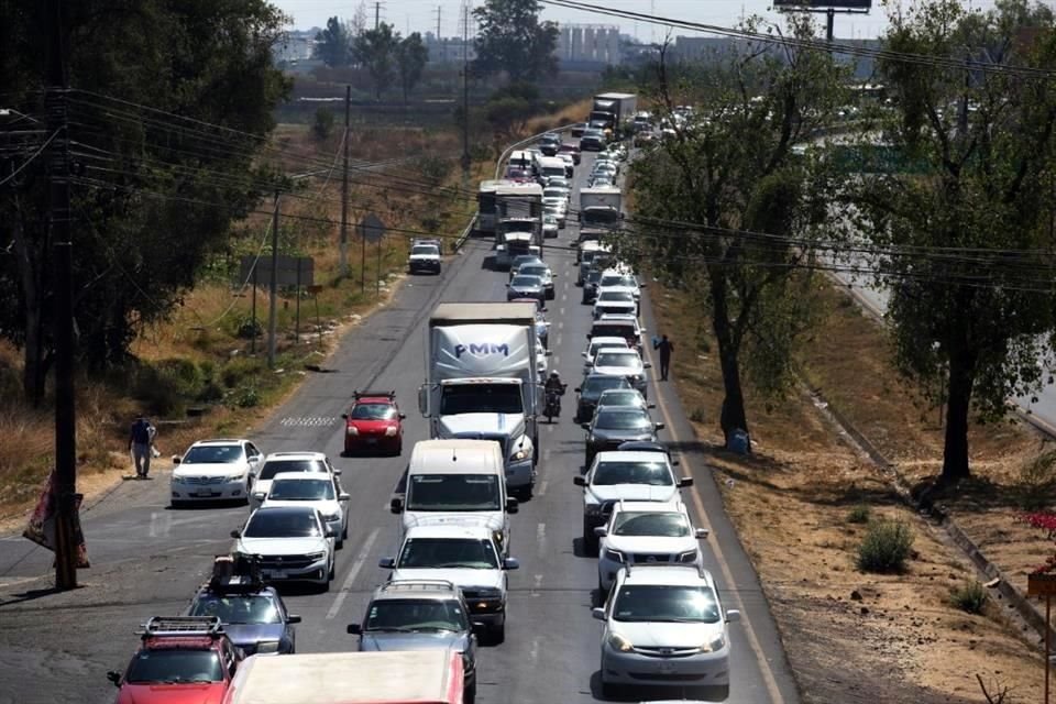 Desde el paso desnivel a la altura de Rancho Contento sobre Carretera Nogales hasta Venta del Astillero hay tráfico rumbo a Puerto Vallarta.