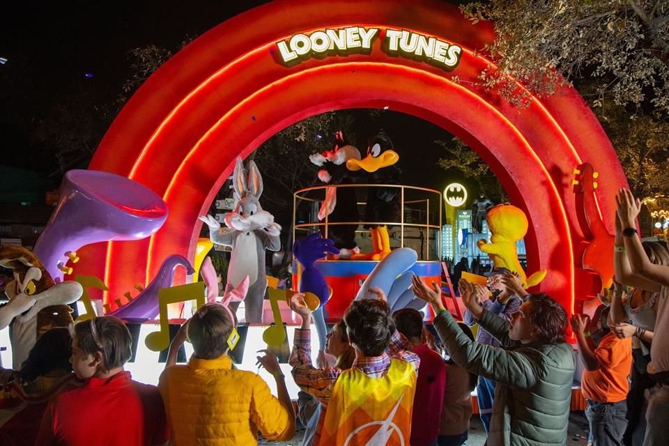 El festival arranca con la presentación de los personajes de los Looney Tunes.