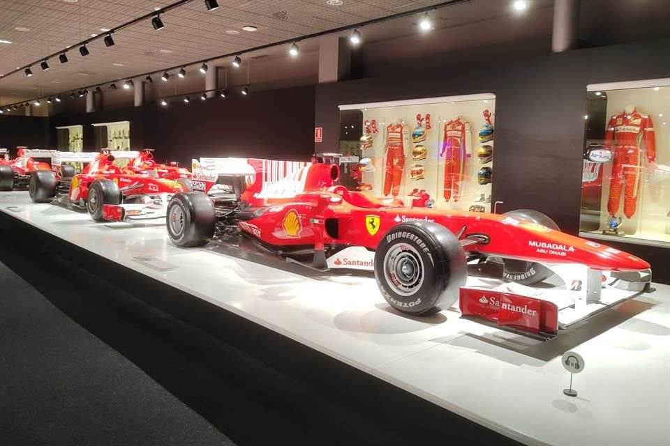 La sala que atestigua el paso de Fernando Alonso por Ferrari es de lo más espectacular de la exhibición.