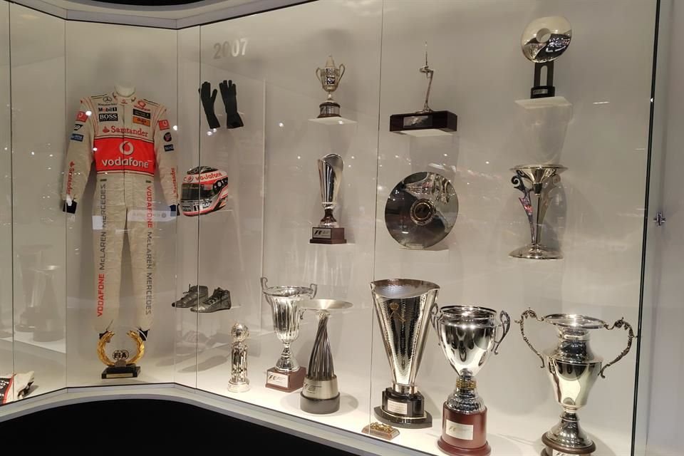 La sala de trofeos atesora los premios que ha recibido en distintos campeonatos de autos.