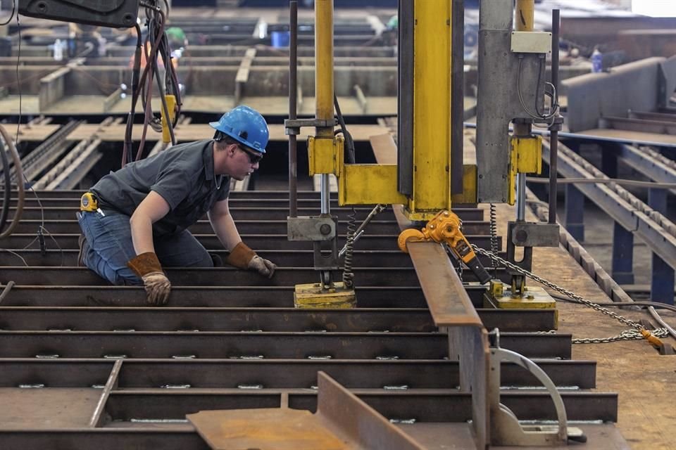 La Fed obtuvo este viernes más pruebas del enfriamiento del mercado laboral, lo que podría fortalecer su confianza en que está ganando la batalla a la inflación y abrir el camino a un debate más activo sobre los recortes de las tasas de interés cuando se reúnan este mes. 