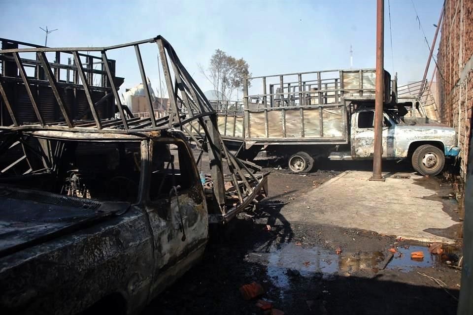 Tras el incendio registrado la noche del jueves, 300 negocios dedicados a reparar tarimas y cajas de cartón serán reubicados.