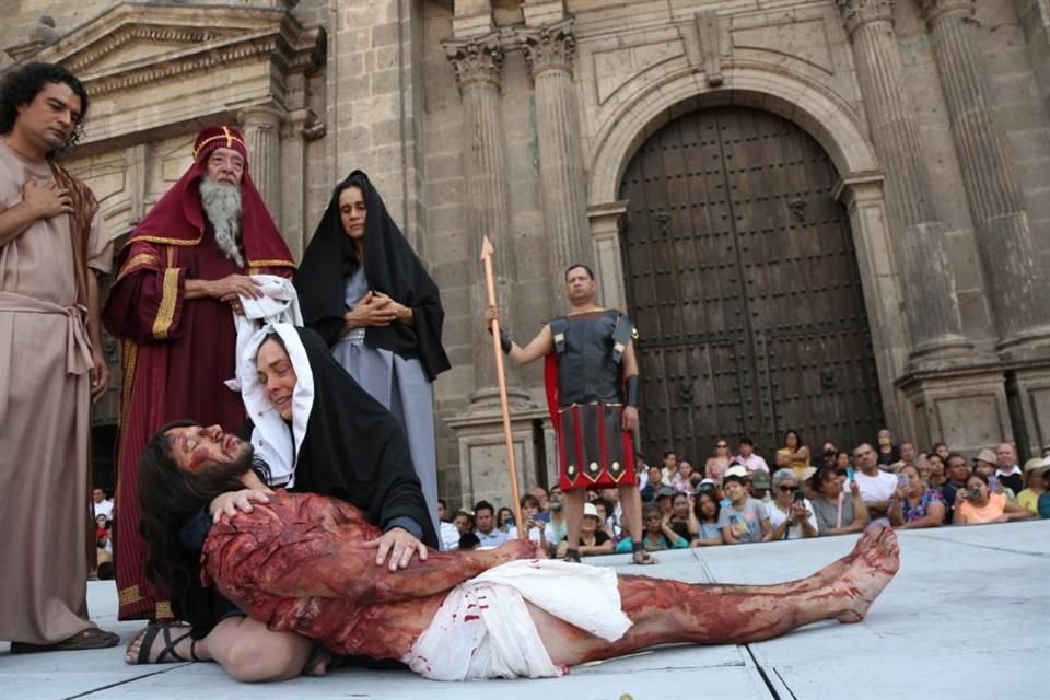 En la Catedral de Guadalajara se recreó la crucifixión y muerte de Jesús.