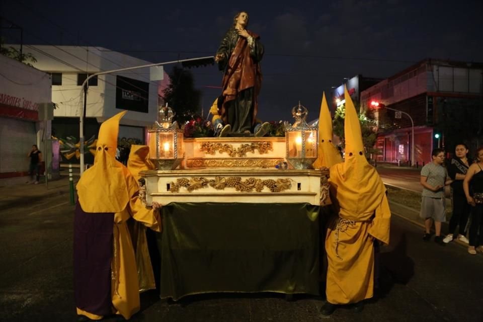 Fieles acompañaron la procesión encabeza por Héctor López Alvarado, Obispo auxiliar de Guadalajara y José Dolores,  coordinador de la Semana Santa en Paseo Alcalde.