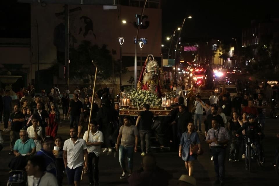Sobre Avenida Revolución y Paseo Alcalde desfilaron hombres encapuchados y mujeres vestidas de luto.