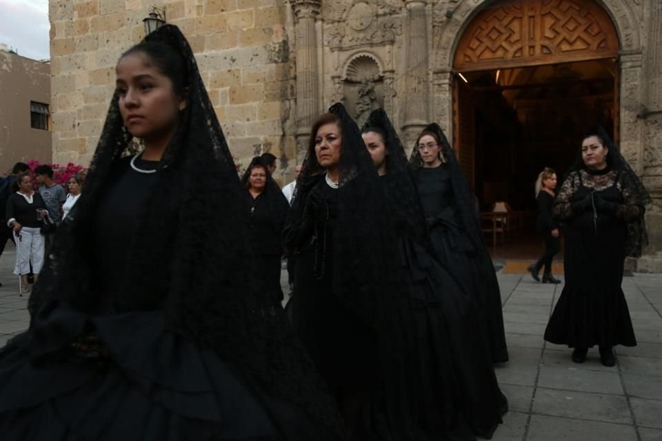 El silencio y la oscuridad son signos de luto por la muerte de Jesucristo.
