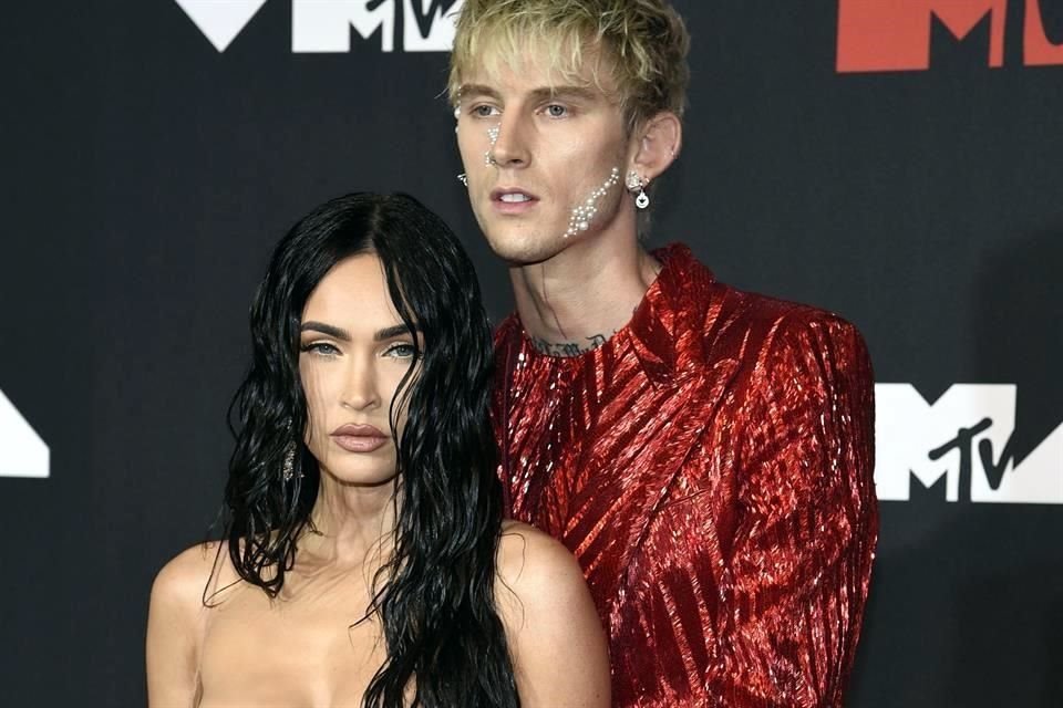 Megan Fox y Machine Gun Kelly tomaron unas vacaciones en Hawái en una señal de que su relación sigue.