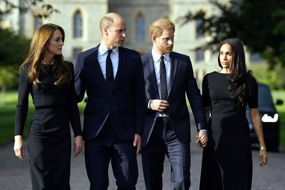 Un libro reveló que Kate Middleton pasó un momento difícil al aparecer junto al Príncipe Enrique y Meghan Markle en funeral de Isabel II.